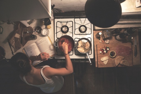 Vrouw die aan het koken is (Foto: Chris Ford/Flickr)